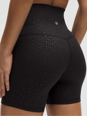 Lululemon Align High-Rise Short 6"
Leopard Daisy Emboss Black